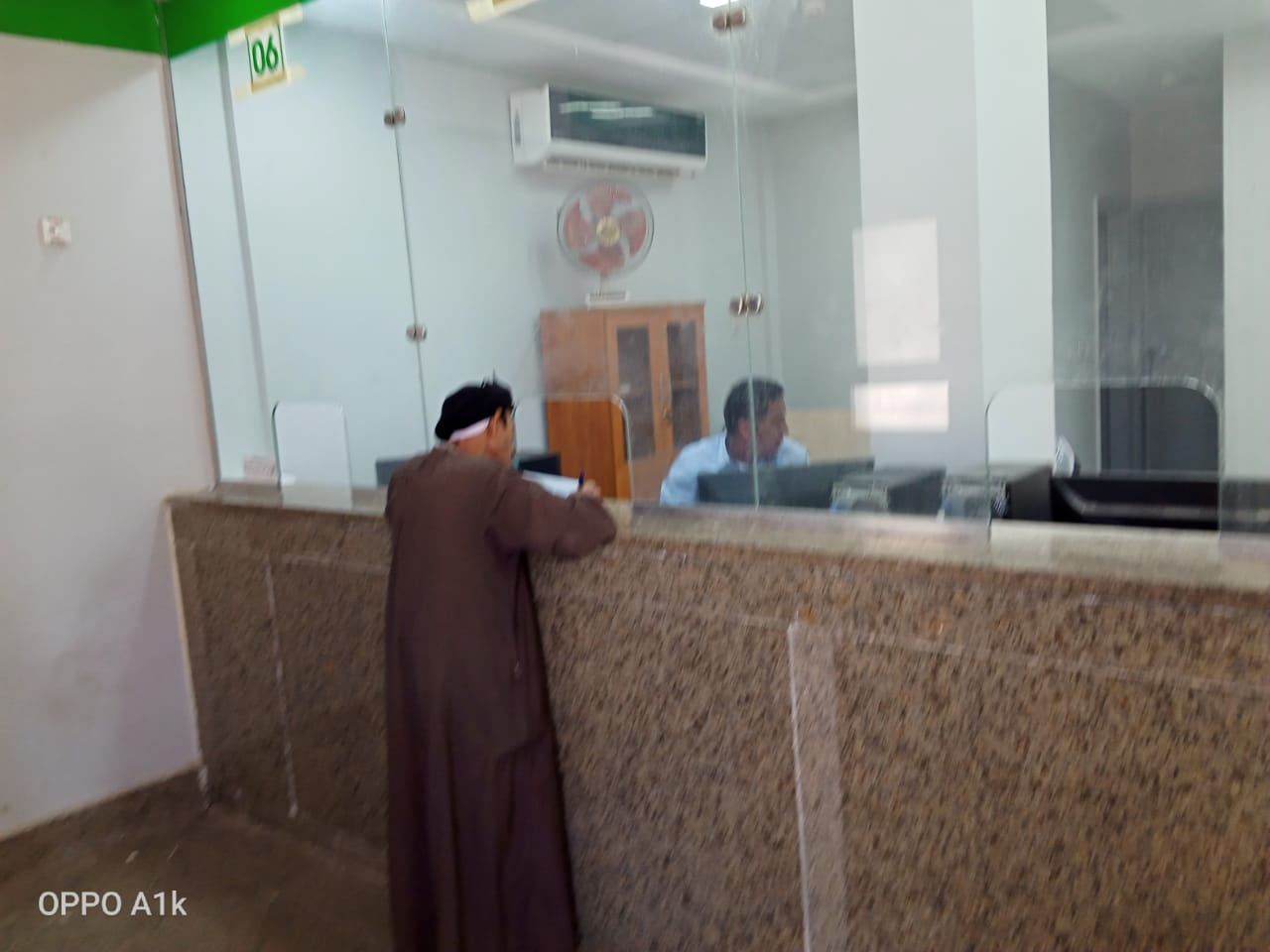 بالصور .. إنتظام صرف المنحة للعمالة غير منتظمة  بالبحرالأحمر