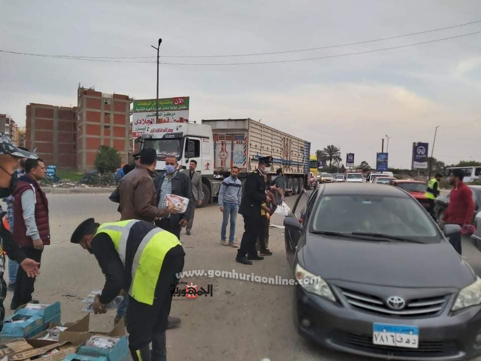 مرور الدقهلية يوزع ١٠٠٠ وجبه افطار و٥ الاف امساكية رمضان على السائقين والمسافرين