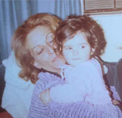 دنيا عبد العزيز ووالدتها الراحلة