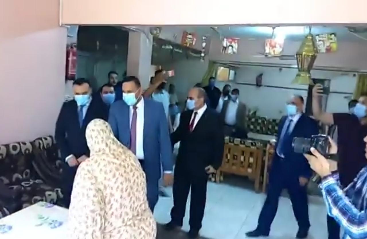 محافظ الدقهليه خلال لقاؤه بنزلاء دار الامل للمسنيين بالمنصوره 