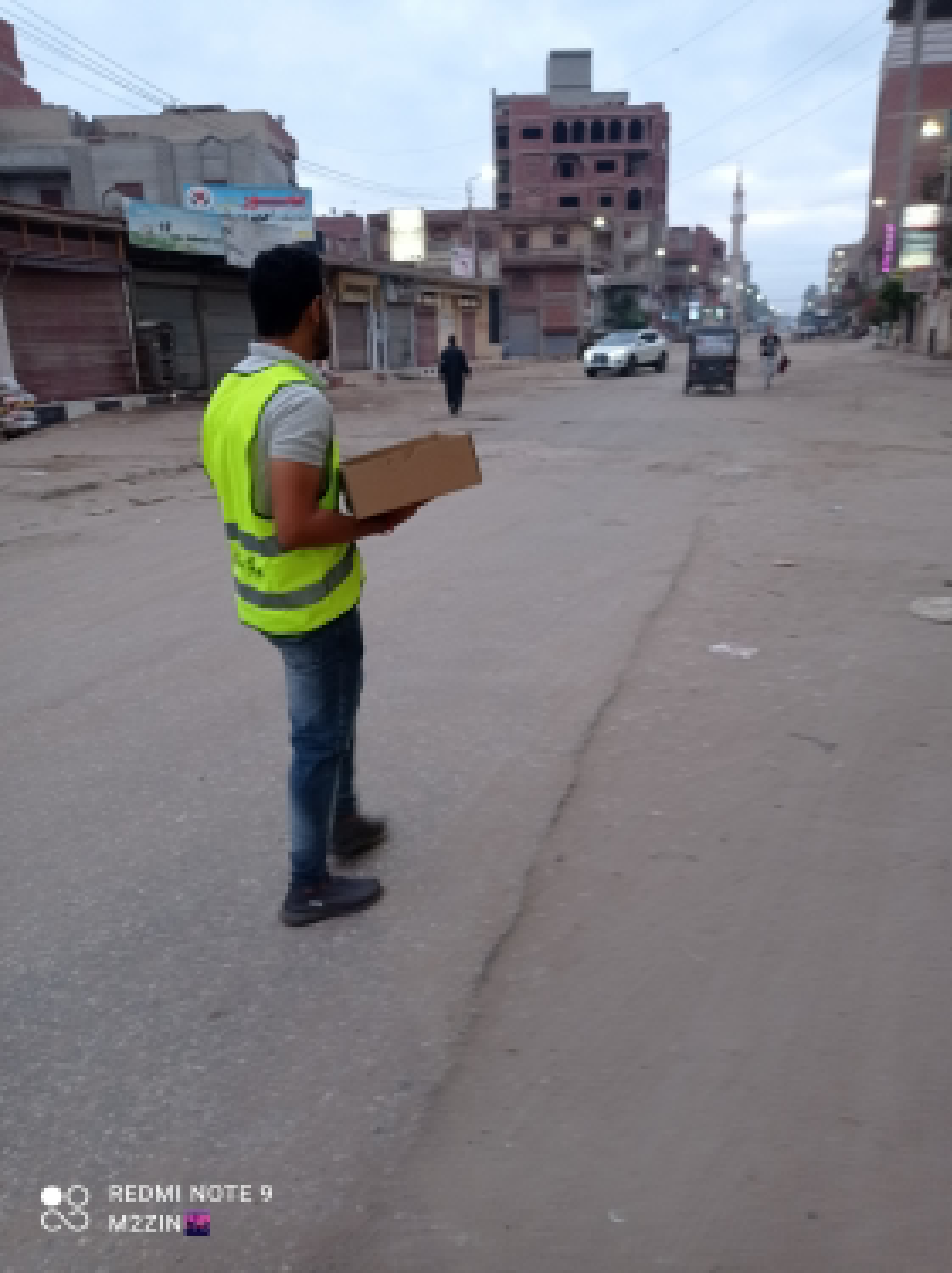 رواد كشافة بيلا يوزعون التمور والكمامات فى عيد الفطر ..صور