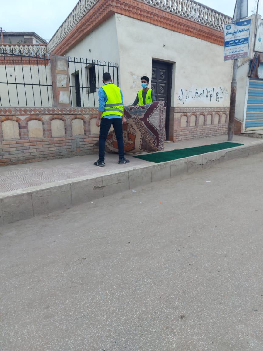 رواد كشافة بيلا يوزعون التمور والكمامات فى عيد الفطر ..صور