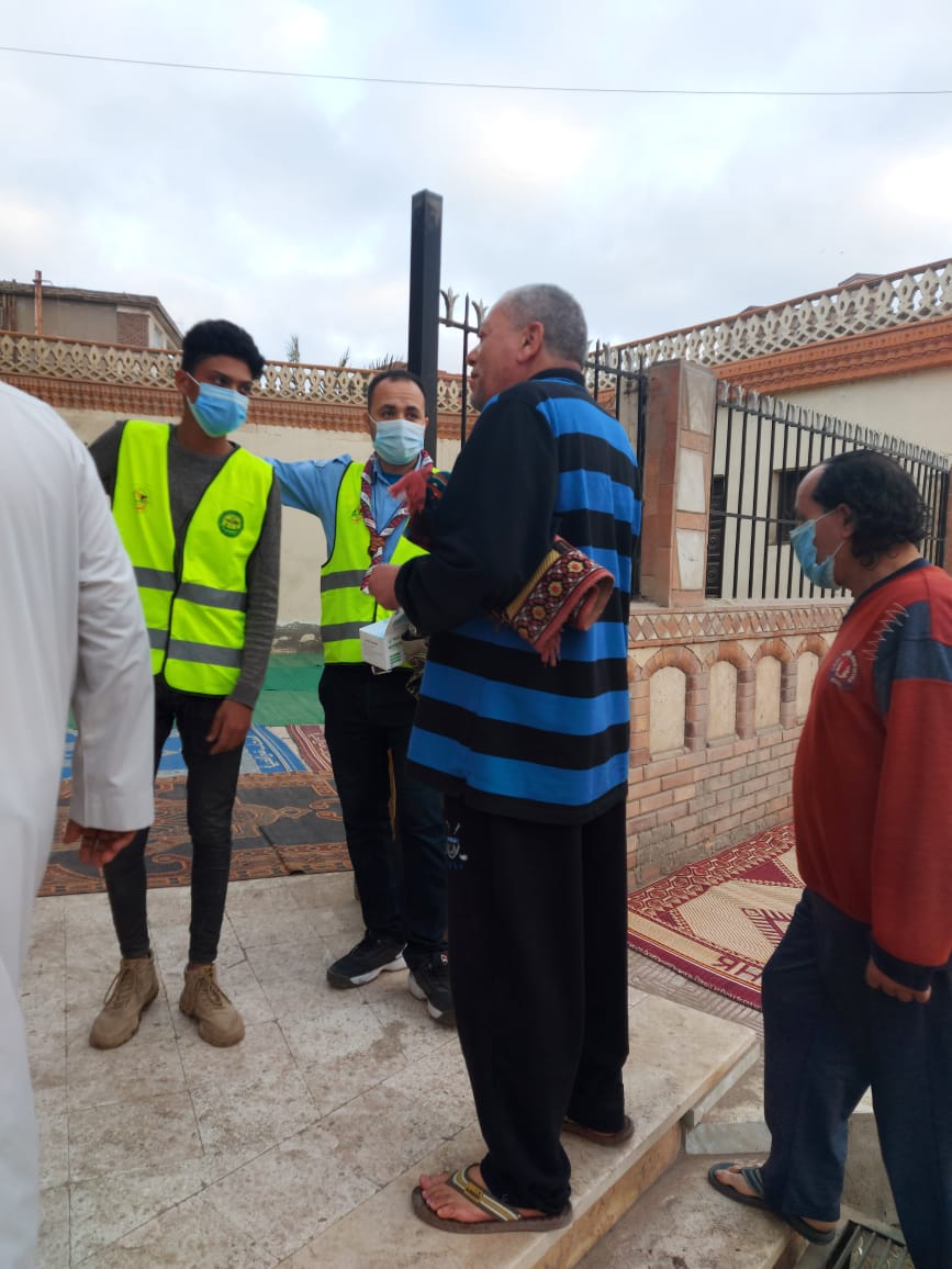 رواد كشافة بيلا يوزعون التمور والكمامات فى عيد الفطر ..صور