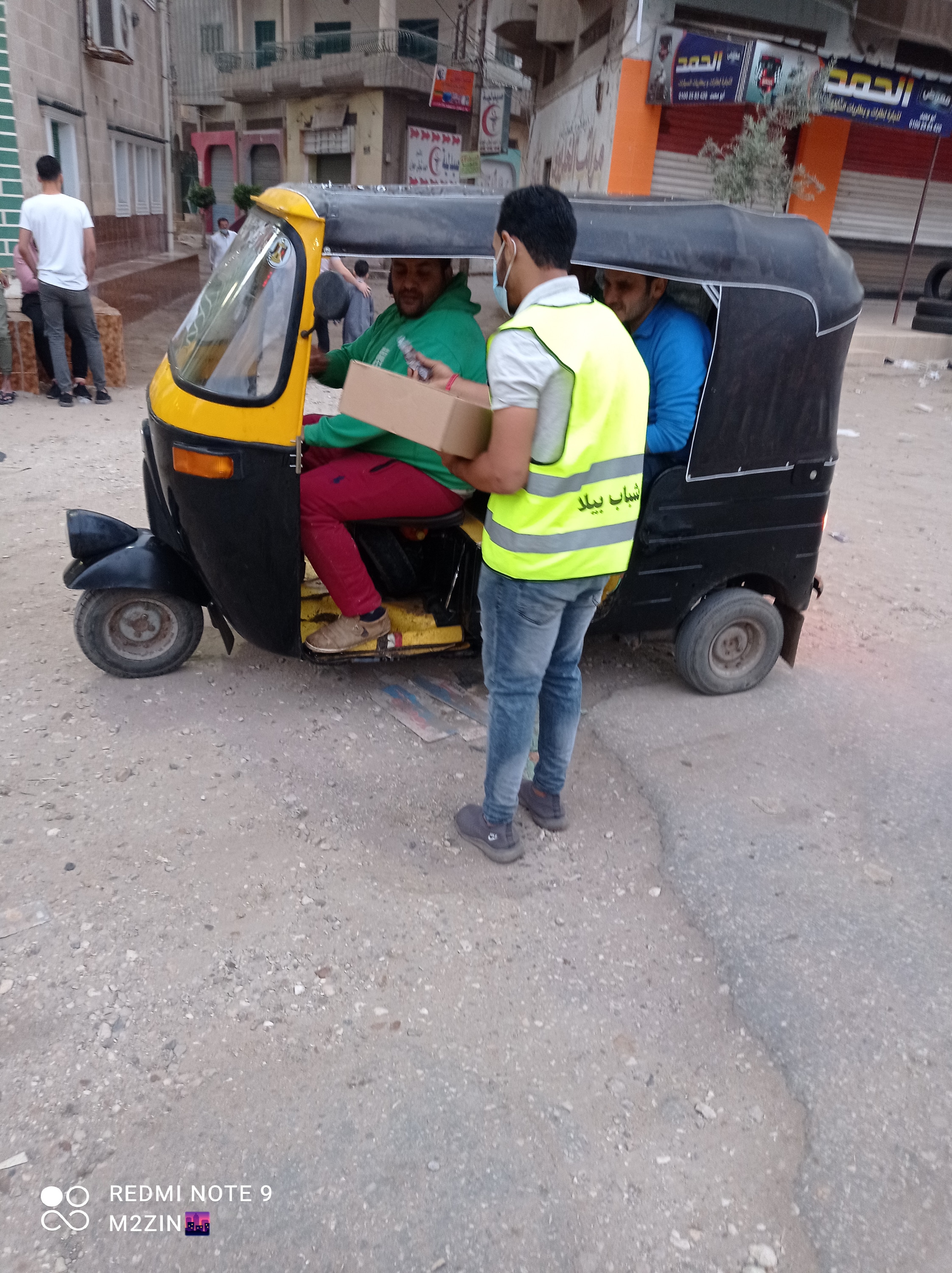 رواد كشافة بيلا يوزعون التمور والكمامات فى عيد الفطر ..صور