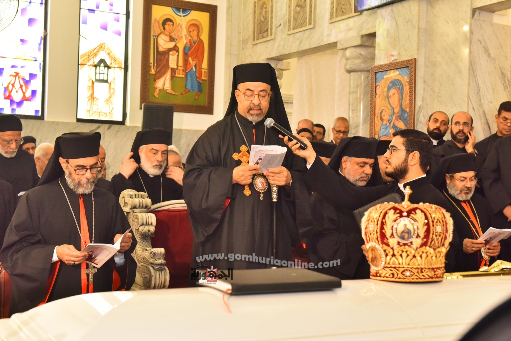 محافظ أسيوط يقدم العزاء ويشهد صلاة جنازة الأنبا كيرلس وليم 