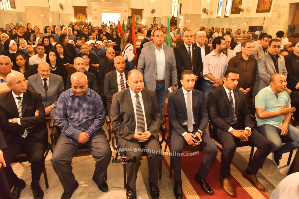 محافظ أسيوط يقدم العزاء ويشهد صلاة جنازة الأنبا كيرلس وليم 