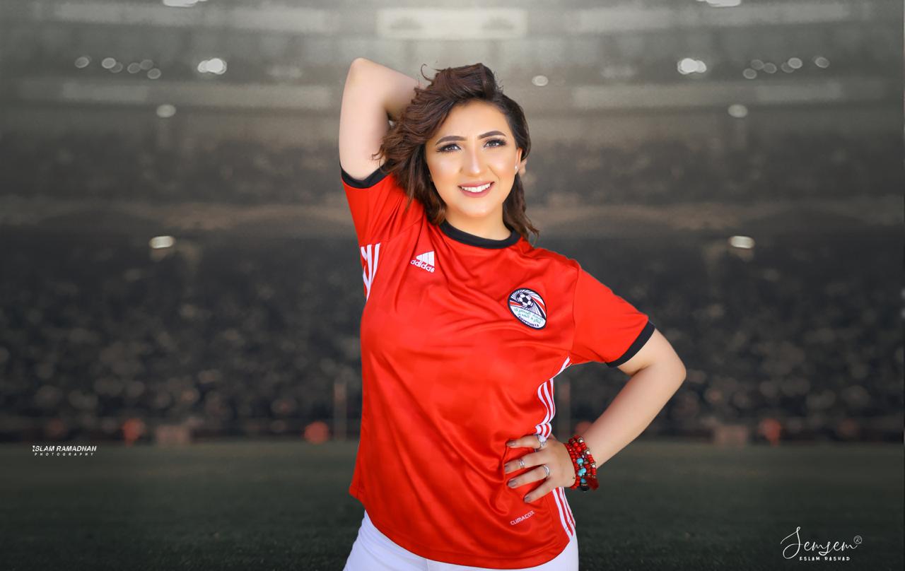 آيه عبدالله تتألق فى سيشن جديد بـ تى شيرت منتخب مصر .. صور 