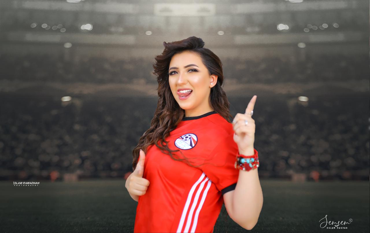 آيه عبدالله تتألق فى سيشن جديد بـ تى شيرت منتخب مصر .. صور 