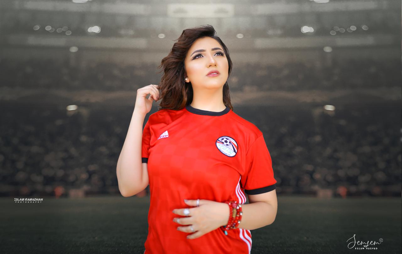 آيه عبدالله تتألق فى سيشن جديد بـ تى شيرت منتخب مصر .. صور 