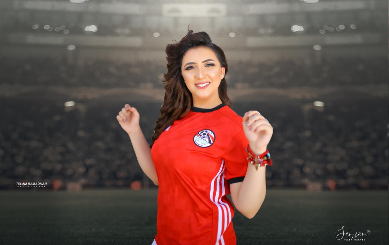 آيه عبدالله تتألق فى سيشن جديد بـ تى شيرت منتخب مصر .. صور 