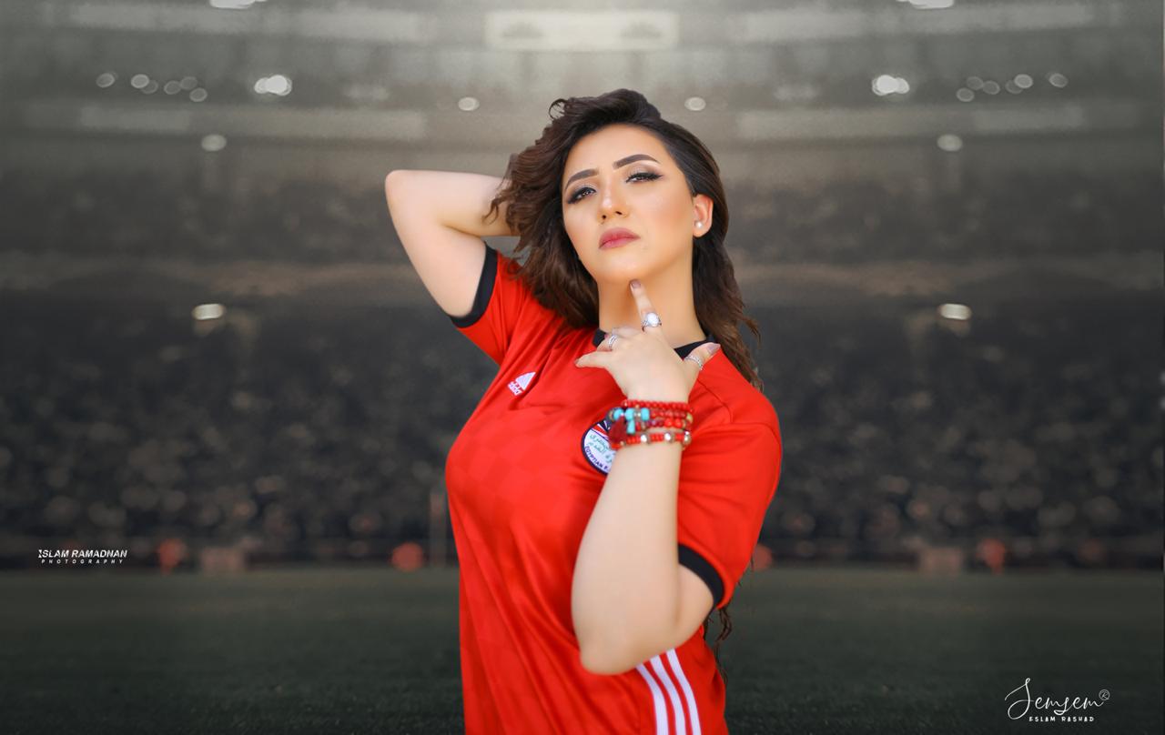 آيه عبدالله تتألق فى سيشن جديد بـ تى شيرت منتخب مصر .. صور 