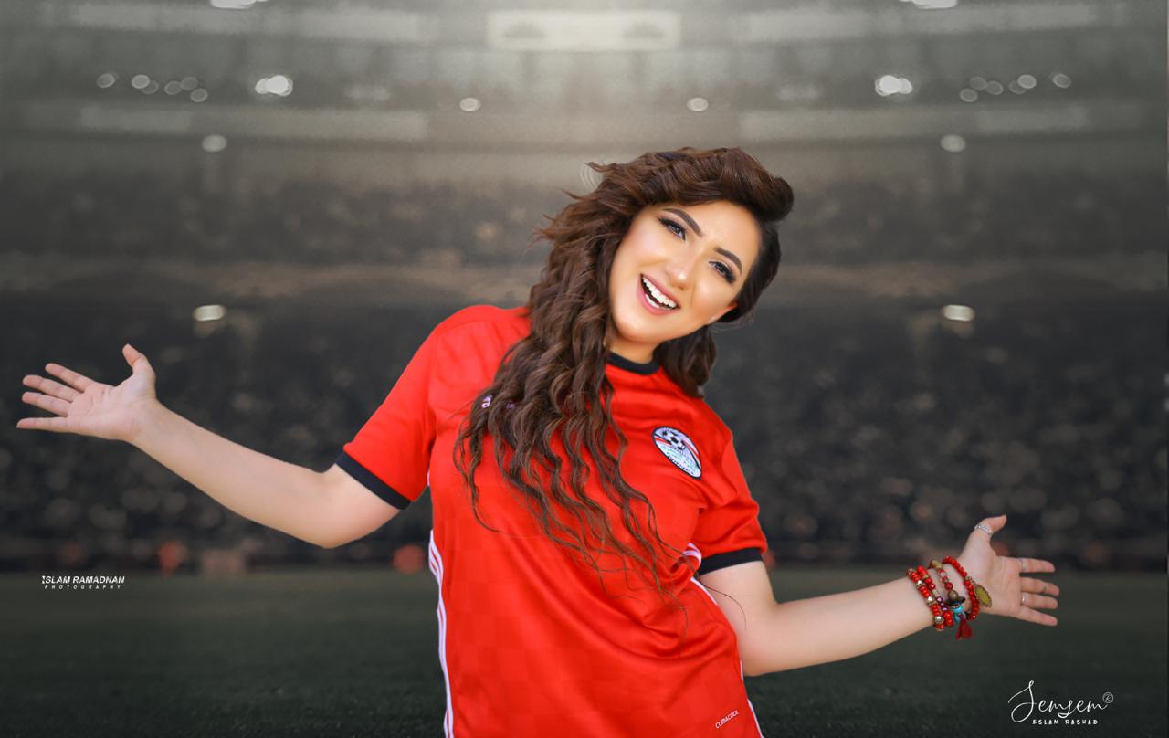 آيه عبدالله تتألق فى سيشن جديد بـ تى شيرت منتخب مصر .. صور 