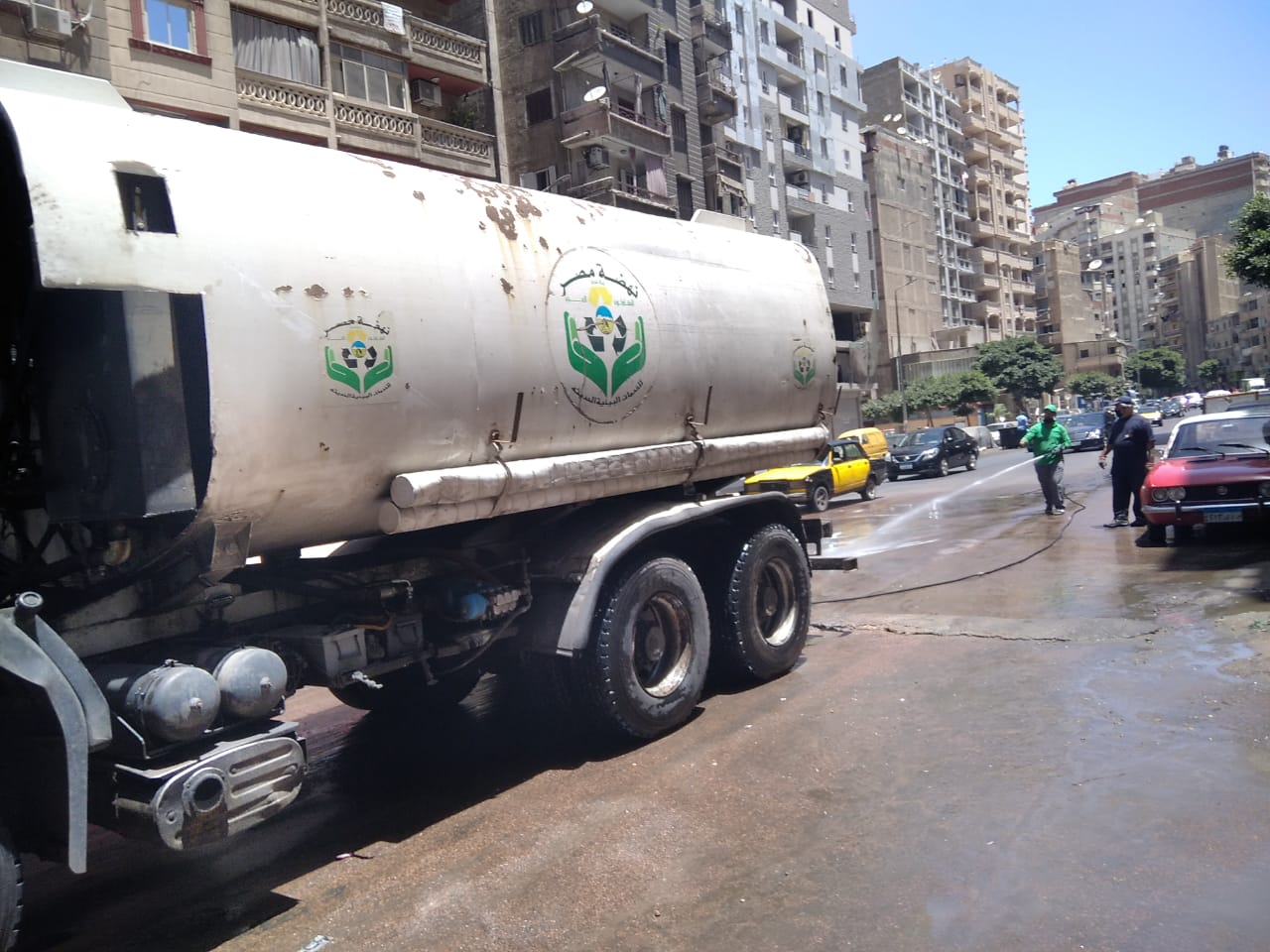 ٣  سيارات فنطاس لرش  المطهرات لتعقيم شوارع حى المنتزه بالإسكندرية بالصور 