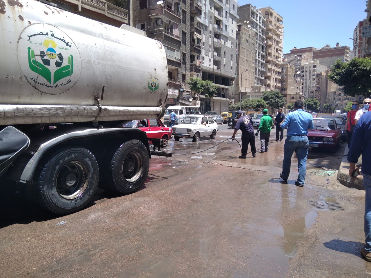 ٣  سيارات فنطاس لرش  المطهرات لتعقيم شوارع حى المنتزه بالإسكندرية بالصور 