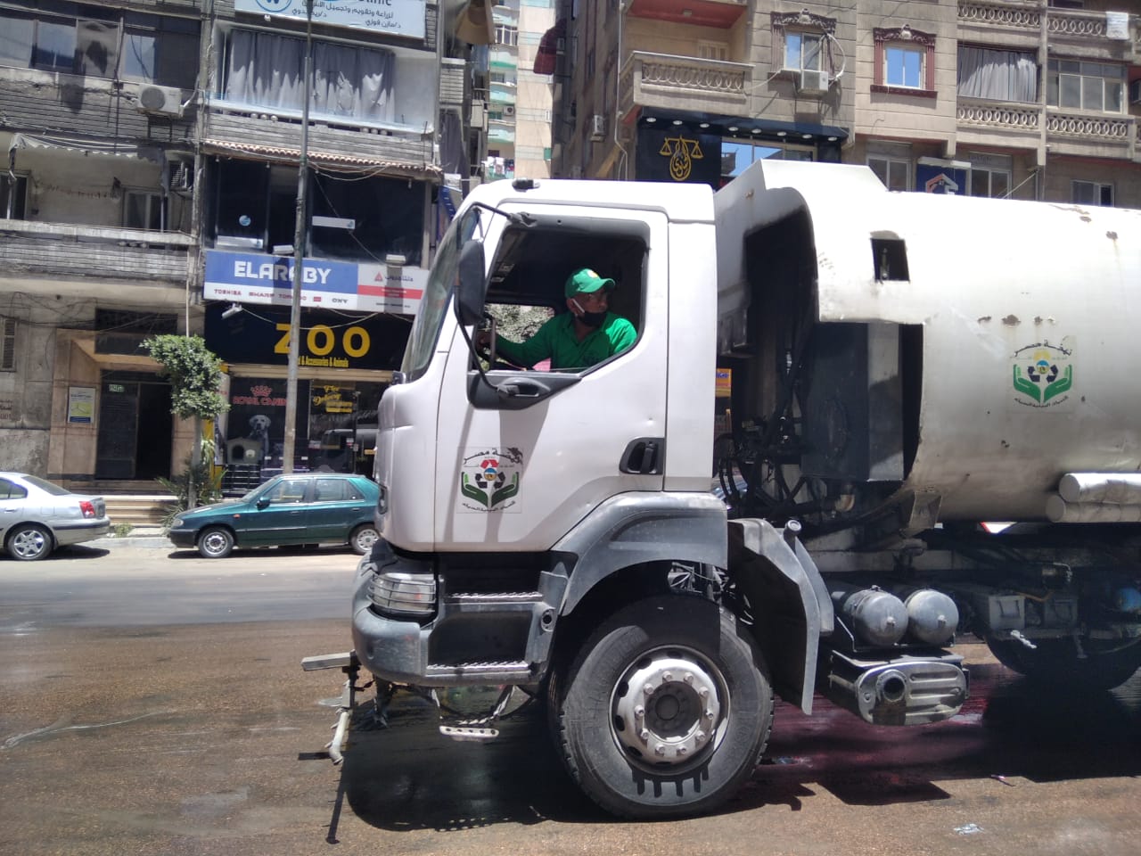 ٣  سيارات فنطاس لرش  المطهرات لتعقيم شوارع حى المنتزه بالإسكندرية بالصور 