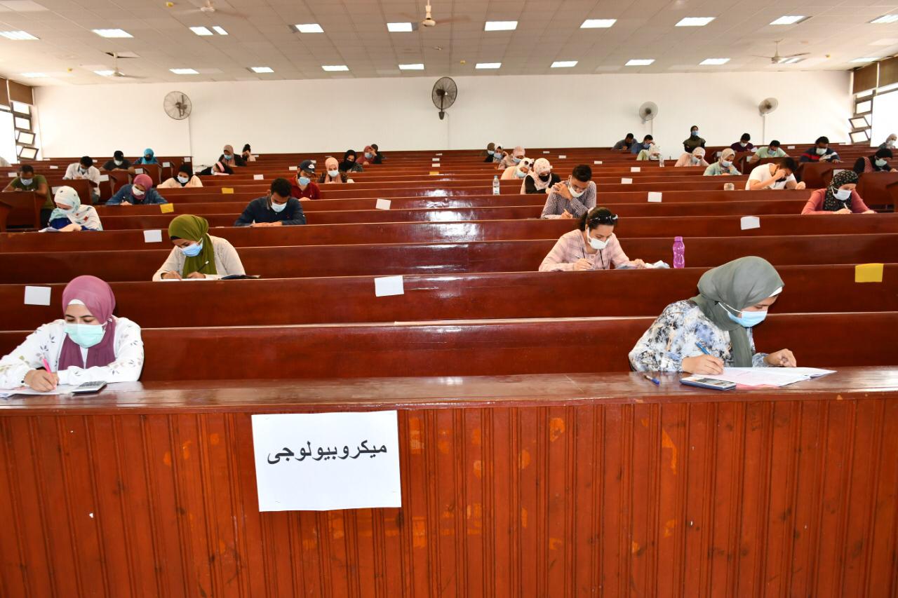 رئيس جامعة القناة يؤكد.... ١٤٣٨٣ طالب وطالبه ادوا الإمتحانات بالجامعة اليوم