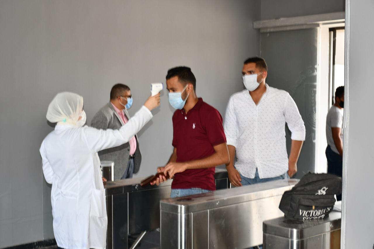 رئيس جامعة القناة يؤكد.... ١٤٣٨٣ طالب وطالبه ادوا الإمتحانات بالجامعة اليوم