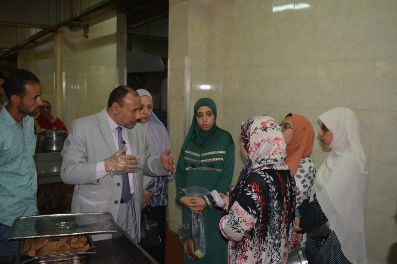 نائب رئيس جامعة الأزهر للوجه القبلي يفاجئ المطعم المركزي ويلتقي الطالبات..صور