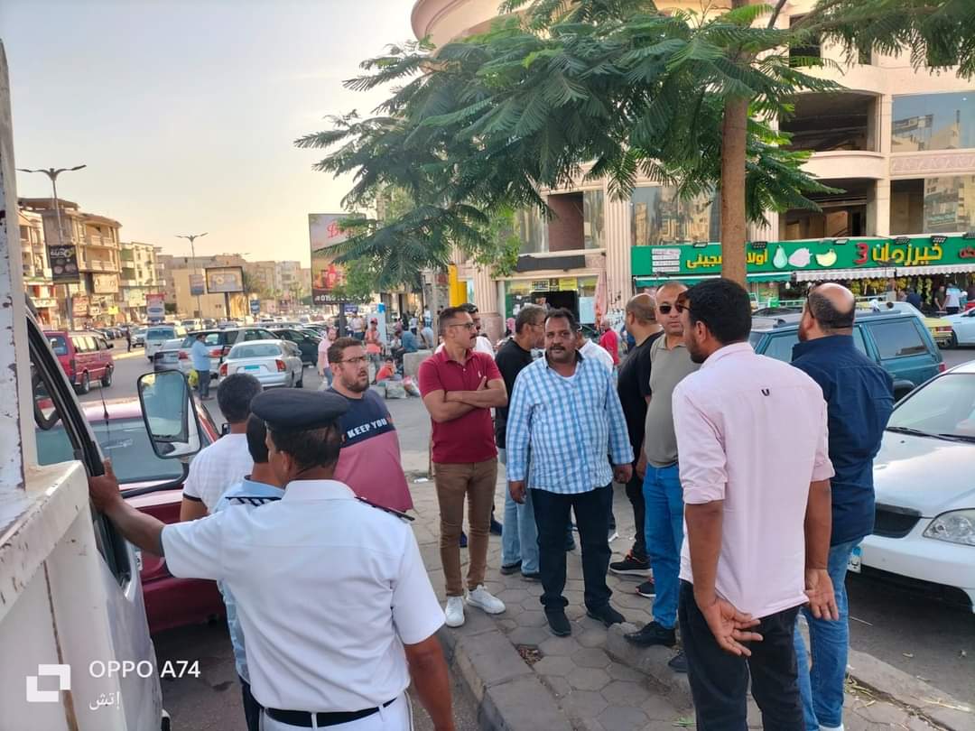 حملة مكبرة لرفع الإشغالات والباعة الجائلين بمدينة العبور ..صور