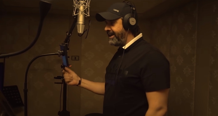 كريم عبد العزيز والعسيلي يغنيان 