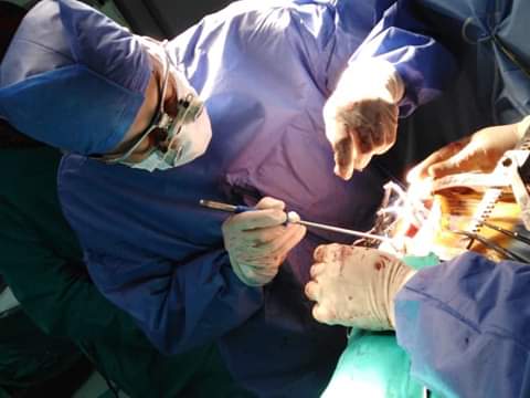 فريق طبي بجامعة أسيوط ينجح في إنقاذ حياة شابة وجنينها بعملية قلب مفتوح 