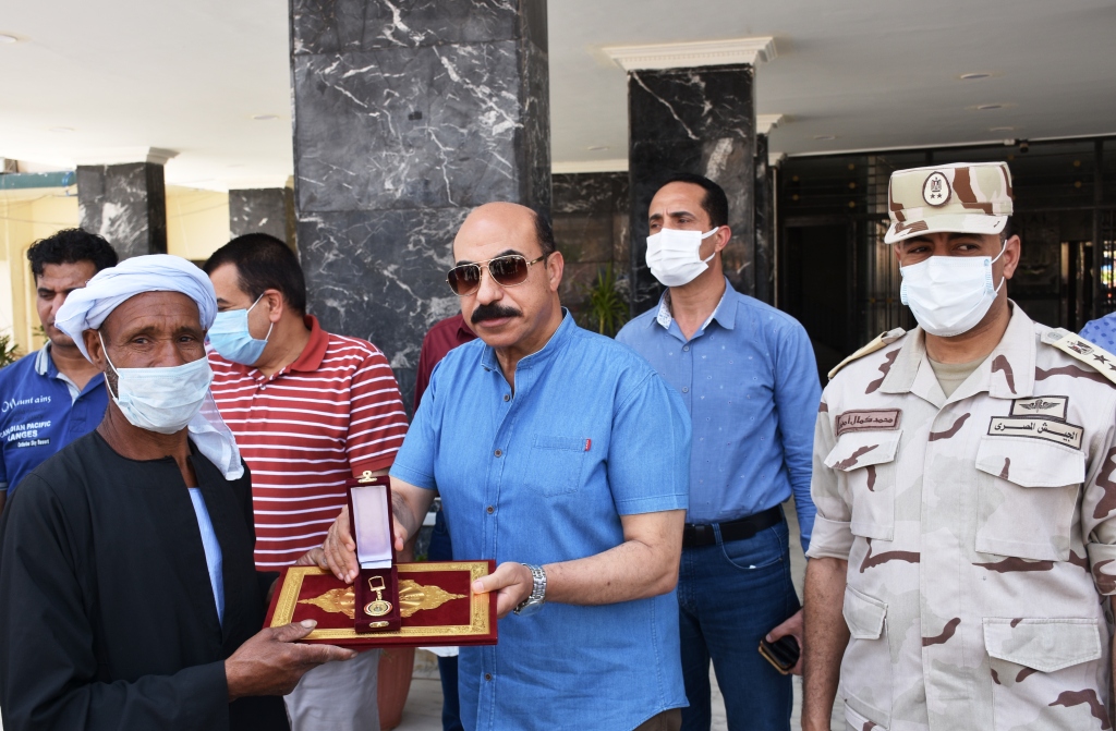 اللواء أشرف عطية يكرم أسر شهداء الوطن في إحتفالات محافظة أسوان بذكرى ثورة 30 يونيو المجيدة 