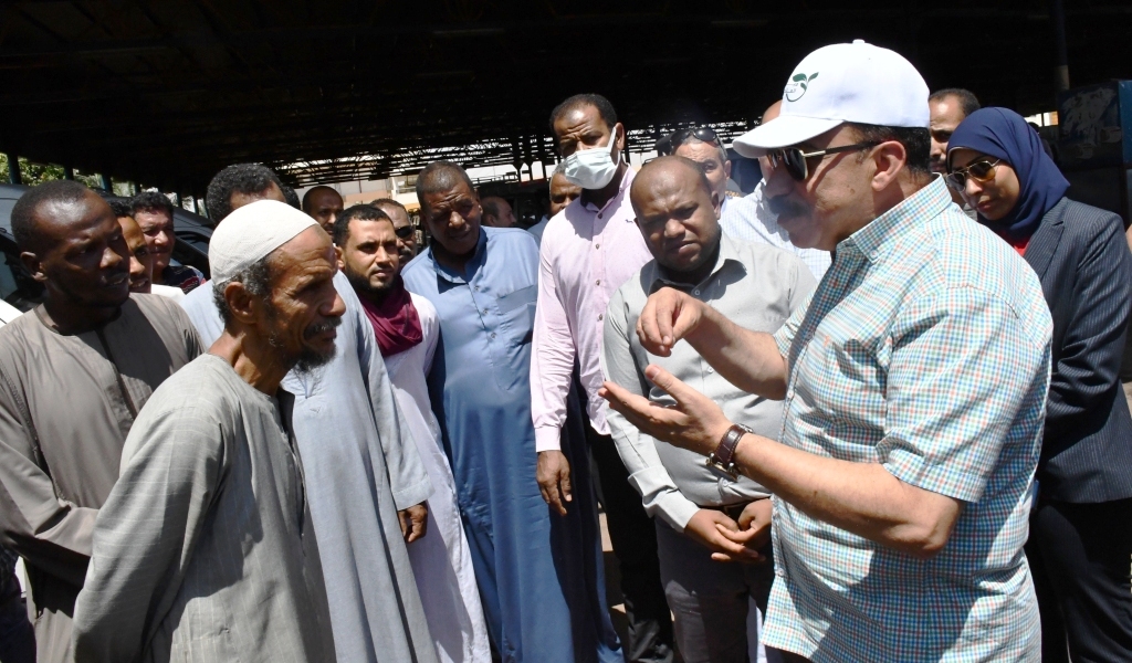 جولة لمحافظ أسوان بمحطات الوقود ومواقف السرفيس