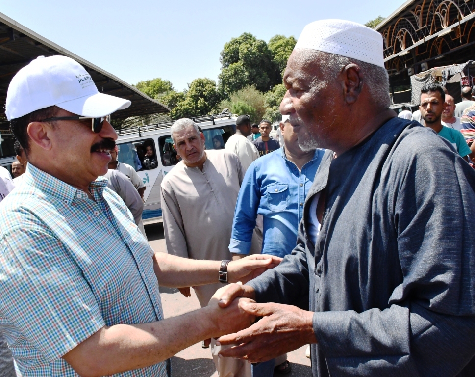 جولة لمحافظ أسوان بمحطات الوقود ومواقف السرفيس