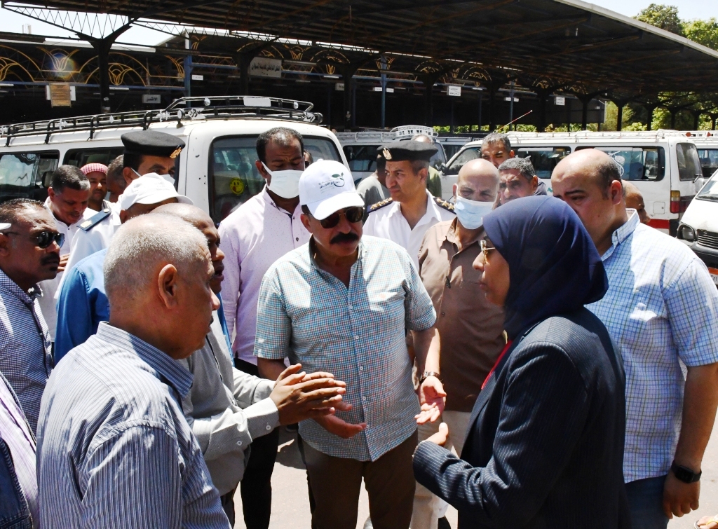 جولة لمحافظ أسوان بمحطات الوقود ومواقف السرفيس