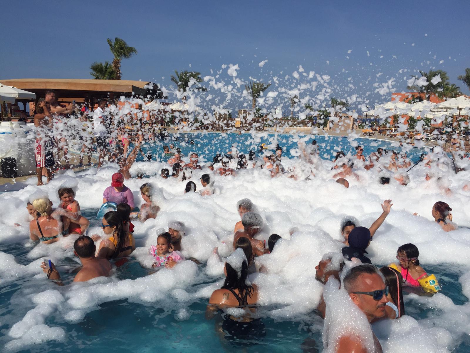 حفلات فوم على شواطئ مرسي علم احتفالا بالعيد بمشاركة السياح 