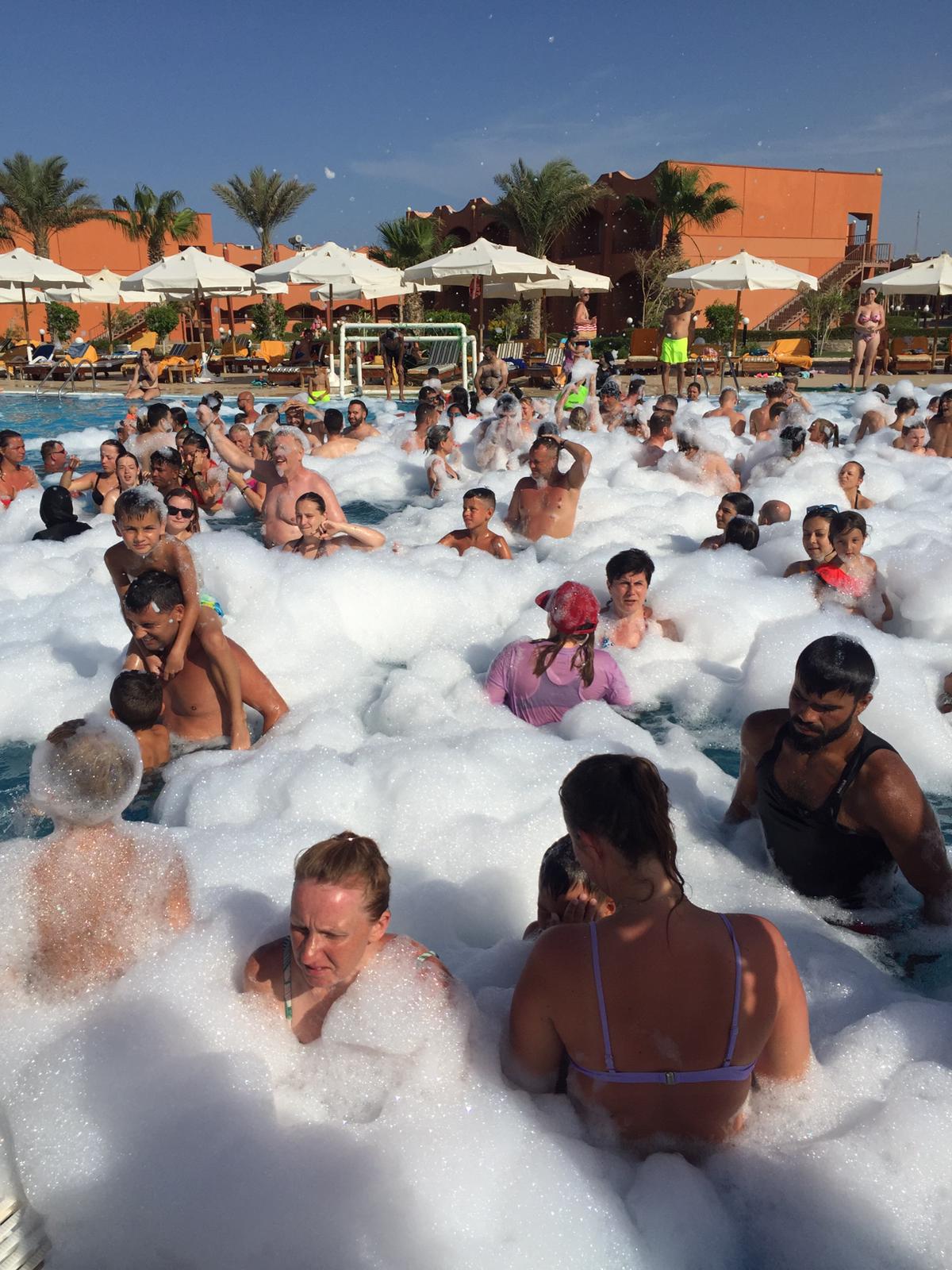 حفلات فوم على شواطئ مرسي علم احتفالا بالعيد بمشاركة السياح 