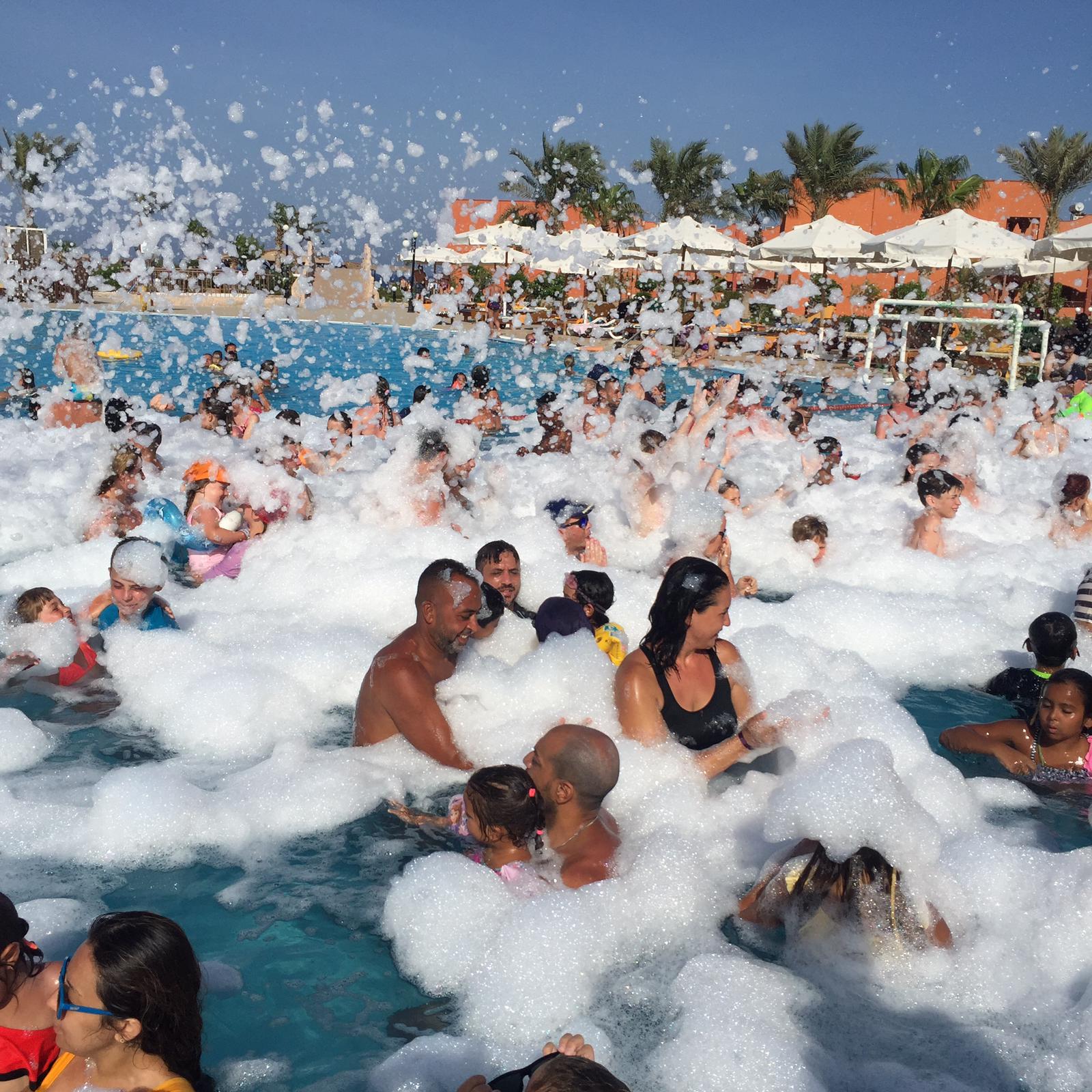 حفلات فوم على شواطئ مرسي علم احتفالا بالعيد بمشاركة السياح 