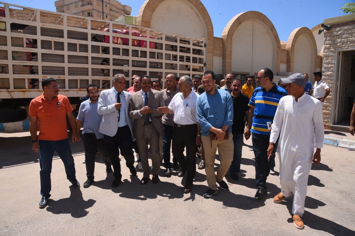 جولة ميدانية لمحافظ مطروح بالشواطئ والمستشفى العام