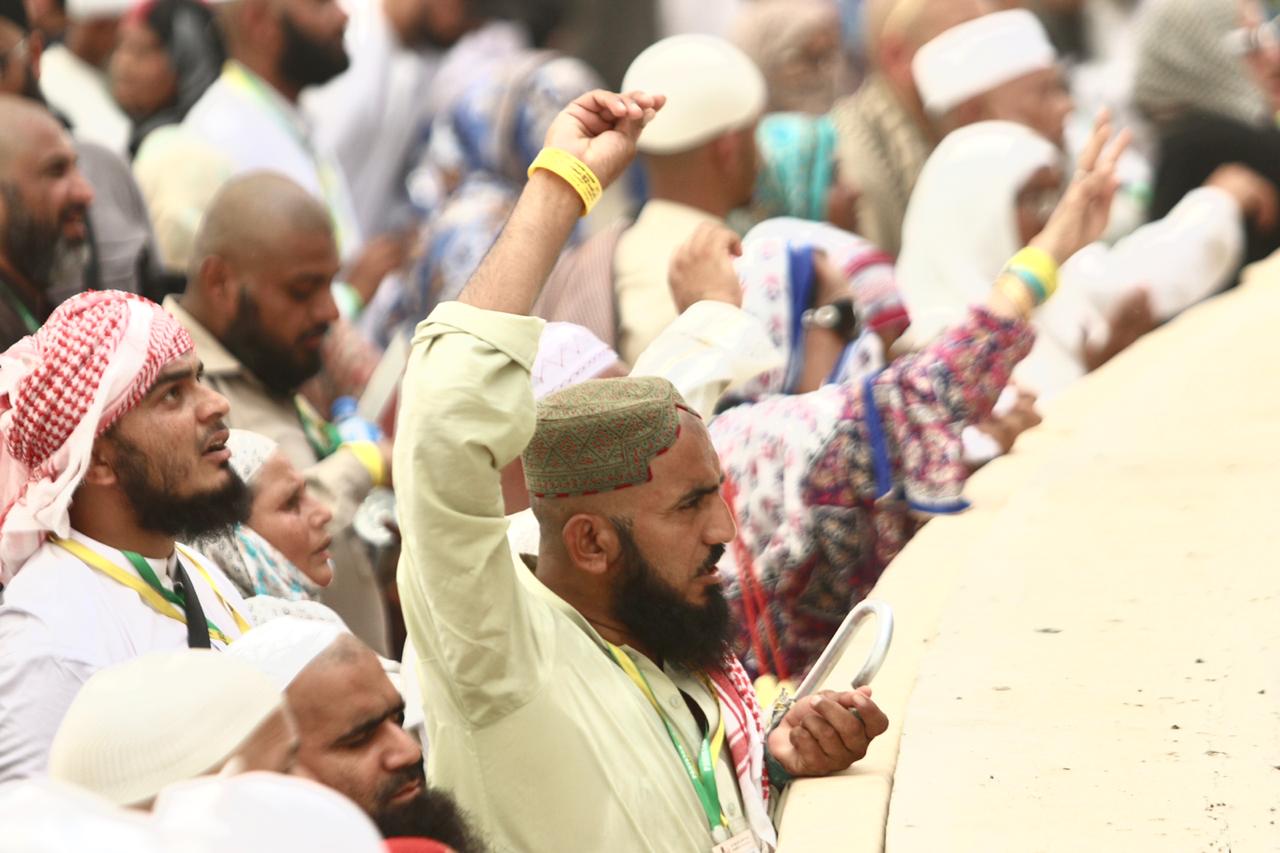 ضيوف خادم الحرمين الشريفين يغادرون منى بعد رمي الجمرات
