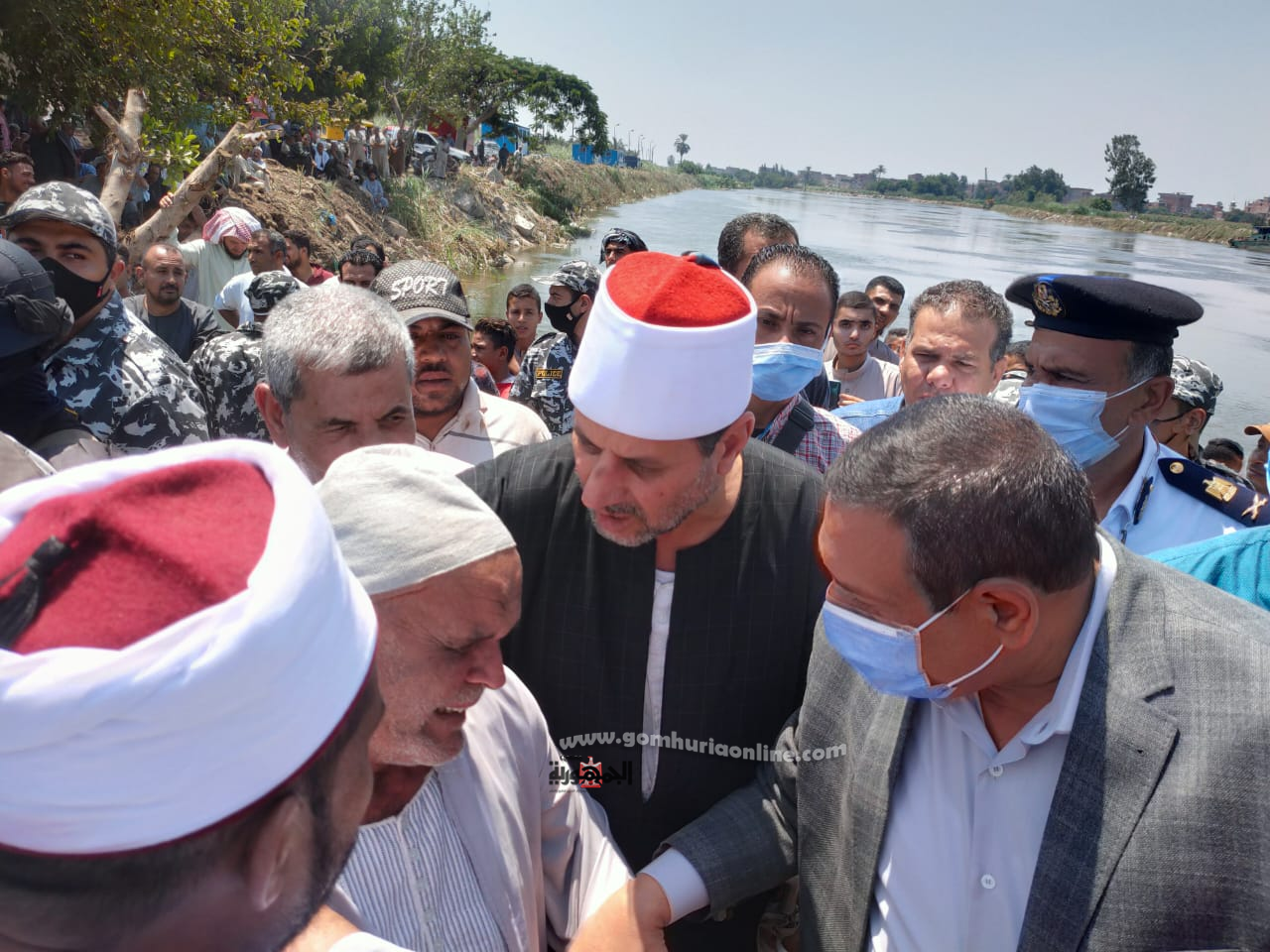 محافظ البحيرة يتفقد موقع المعدية الغارقة على الرياح البحيري 