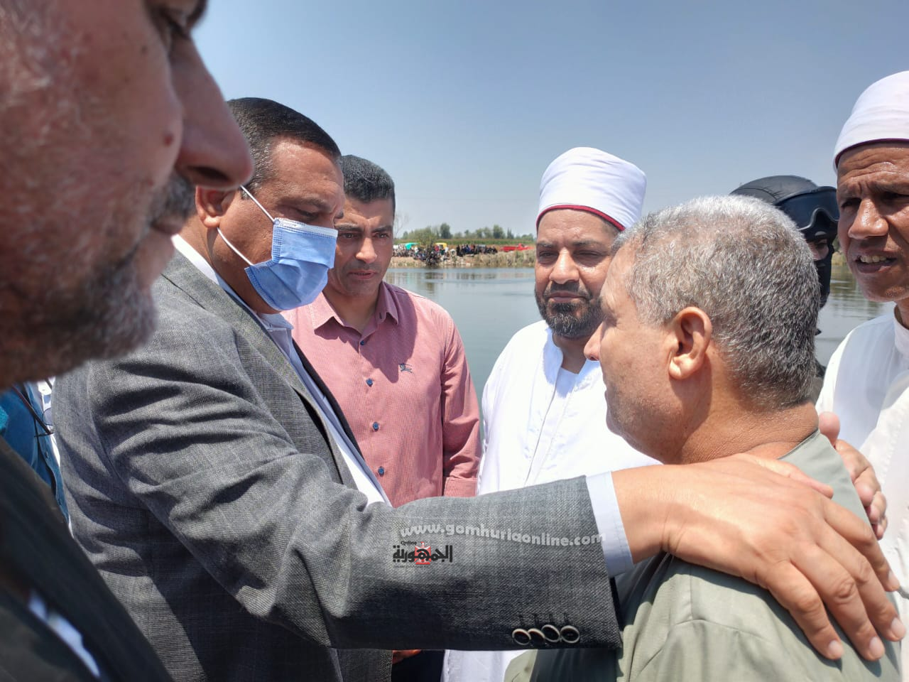 محافظ البحيرة يتفقد موقع المعدية الغارقة على الرياح البحيري 