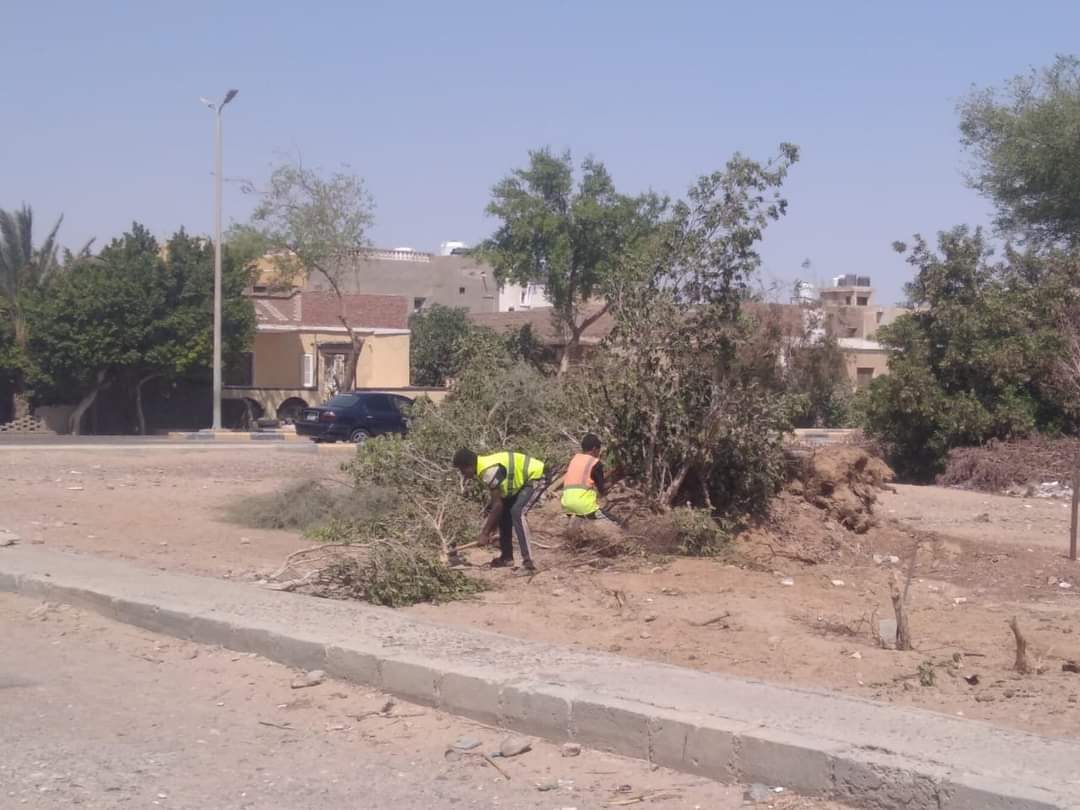  تكثيف اعمال النظافة اليومية ورفع المخلفات وتفريغ الحاويات برأس غارب 