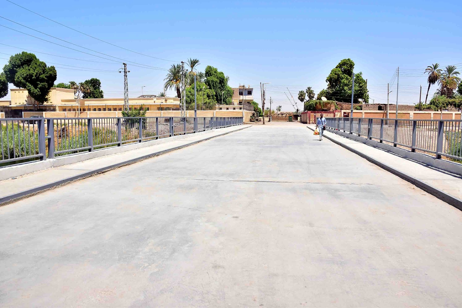 محافظ الأقصر يتفقد مشروعات 