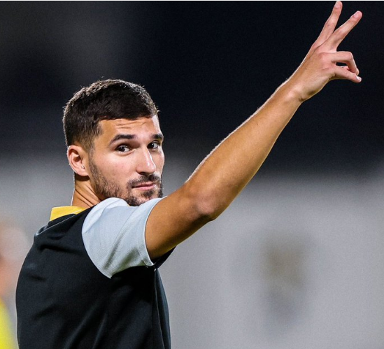 الدولي الجزائري حسام عوار