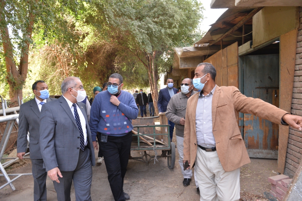 رئيس جامعة أسيوط في جولة تفقدية بالحرم الجامعى للاستفادة من بعض المواقع الغير مستغلة