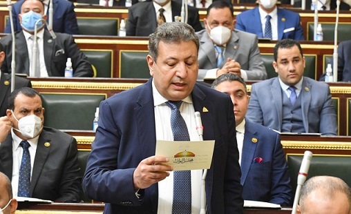 النائب طارق شكري أثناء أدائه اليمين الدستورية عضوًا بمجلس النواب