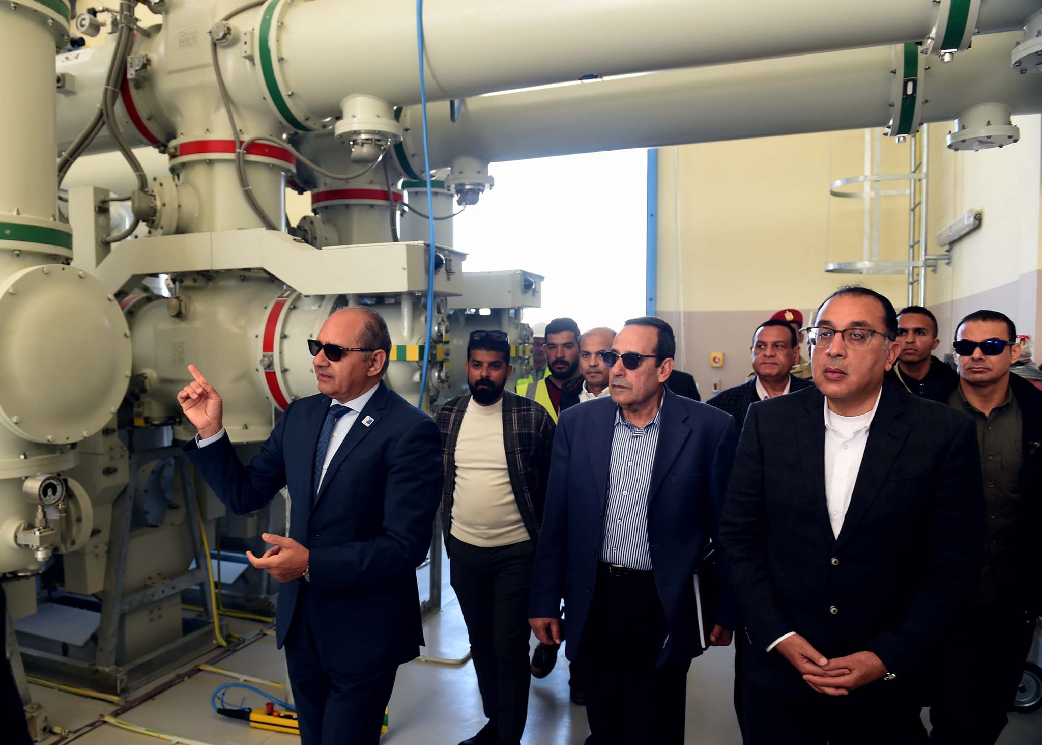 رئيس الوزراء يتفقد محطة محولات كهرباء الشيخ زويد..صور