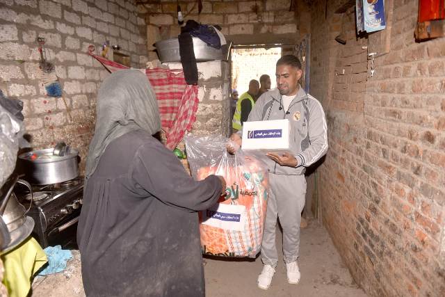 توزيع كراتين مواد غذائية على الاسر الأولى بالرعاية  ببنى سويف