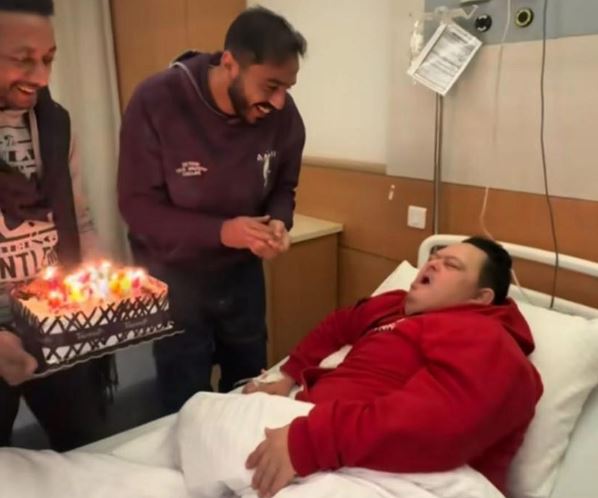 كهربا يحتفل بعيد ميلاد المشجع الاهلاوي