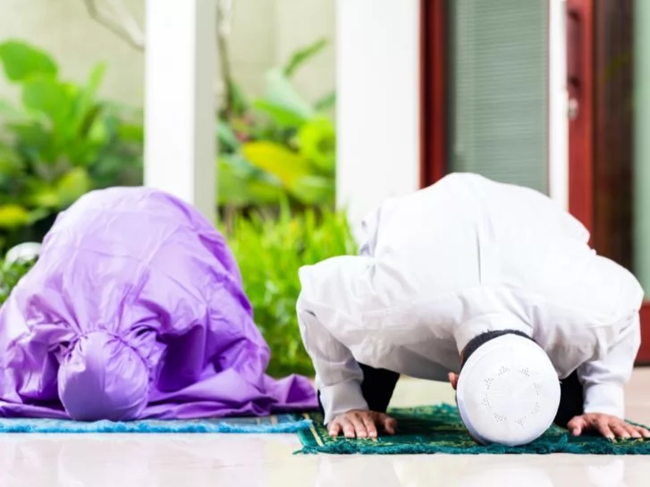 صلاة الرجل مع زوجته