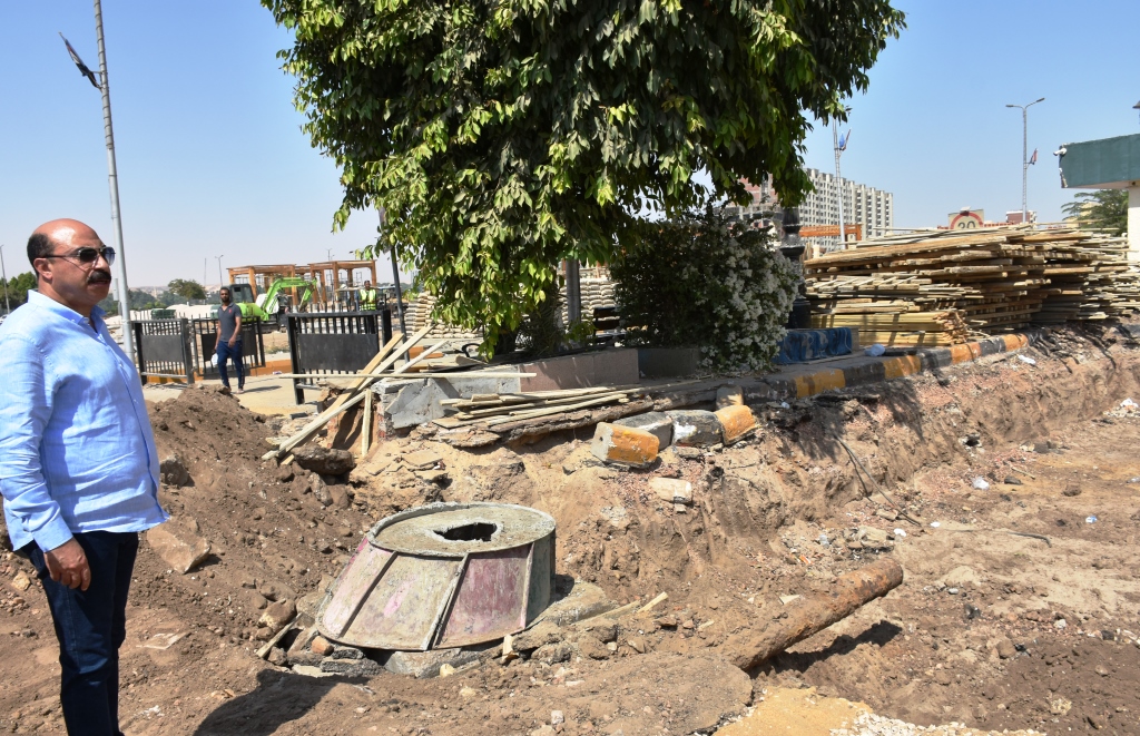 محافظ أسوان : الإسراع بمعدلات تنفيذ مشروع تطوير السوق السياحى وميدان المحطة.صور