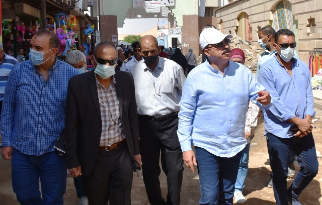 محافظ أسوان : الإسراع بمعدلات تنفيذ مشروع تطوير السوق السياحى وميدان المحطة.صور