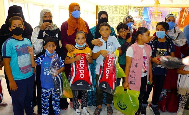 فوده يهنىء الطلاب بالعام الدراسى الجديد ويهديهم الشنط والادوات المدرسية