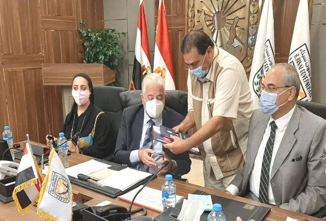 فودة يترأس إجتماعا لمناقشة المشروعات الجارية علي مستوي المحافظة