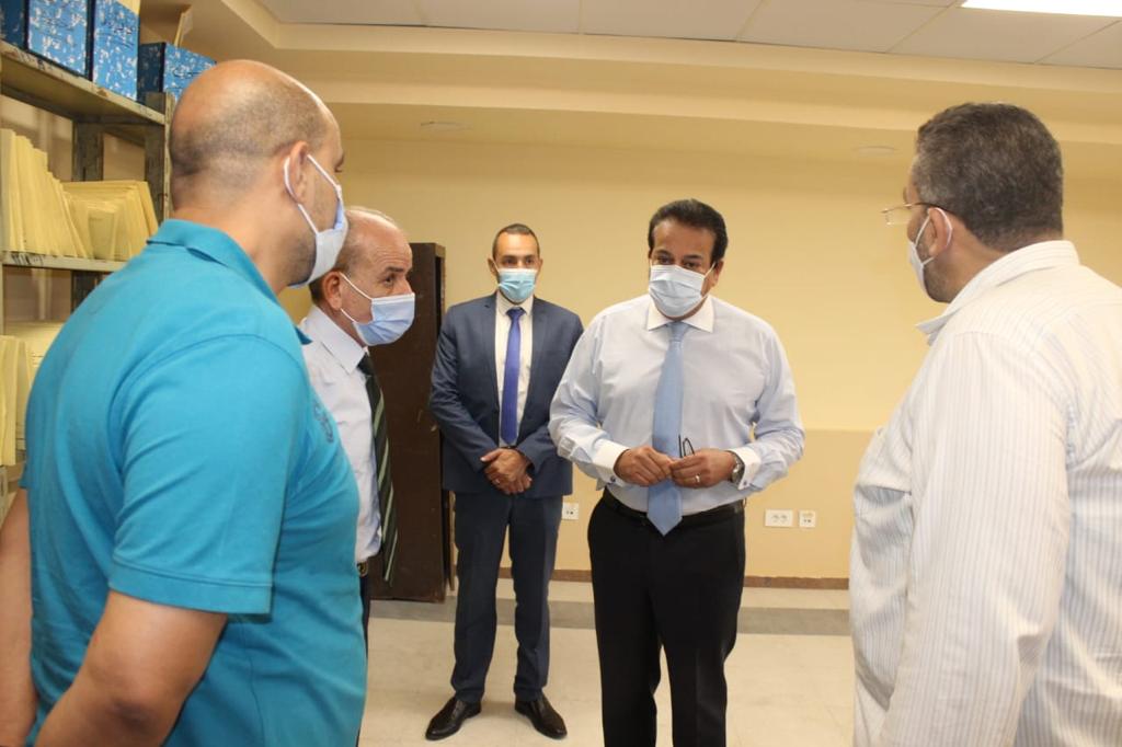 وزير التعليم العالي يطمئن علي سير العمل بمكتب التنسيق الرئيسي بجامعة عين شمس